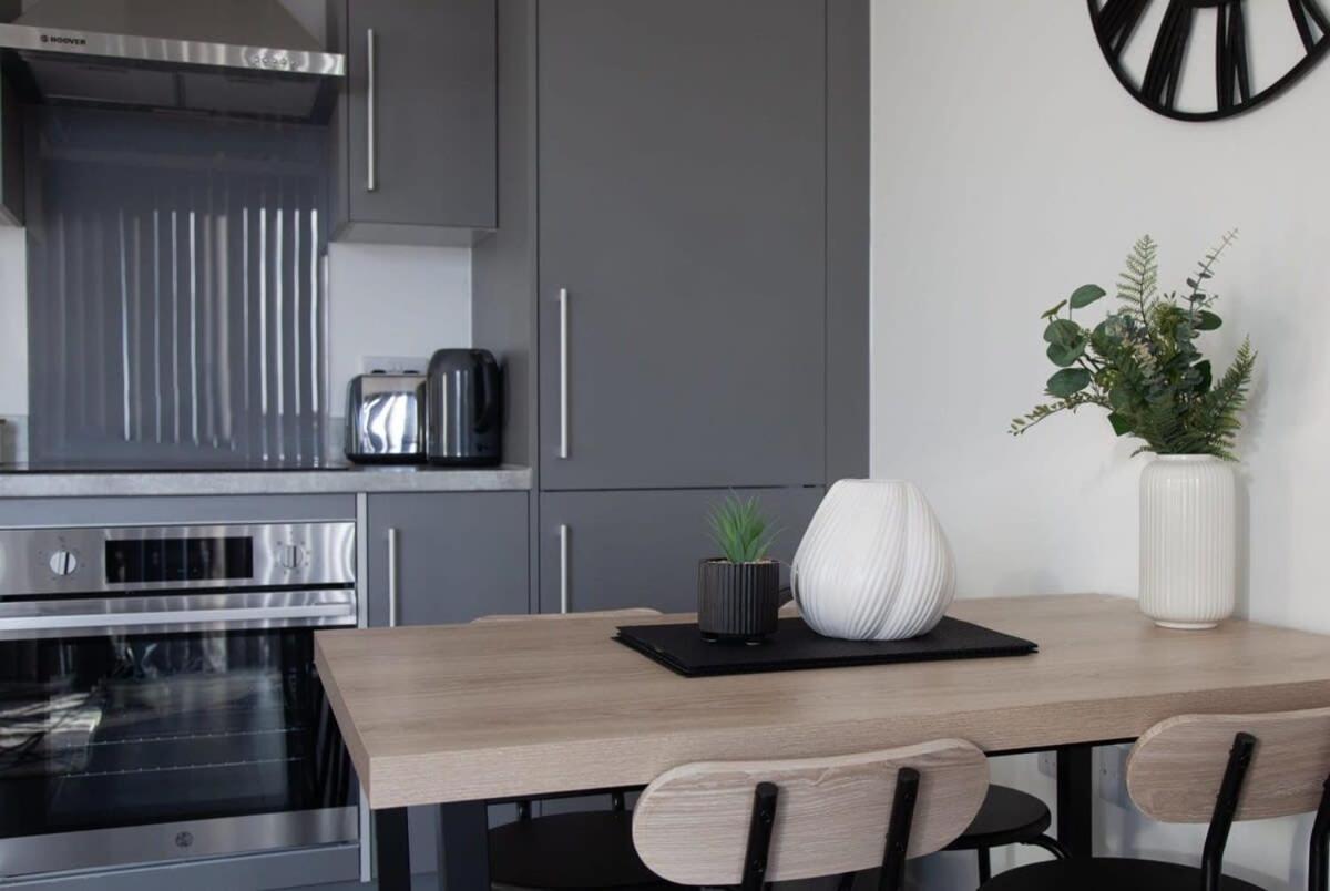 Smart 1 Bedroom In Ashford Apartment *